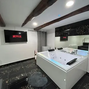 Giovanni Luxury Suites *
