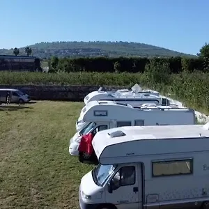 Sosta Camper E Roulott L'amour