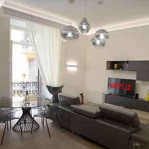 Fafgrandsuitenapoli * נאפולי
