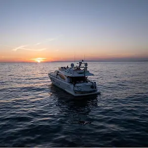 Jumpy Luxury Yacht Botel *